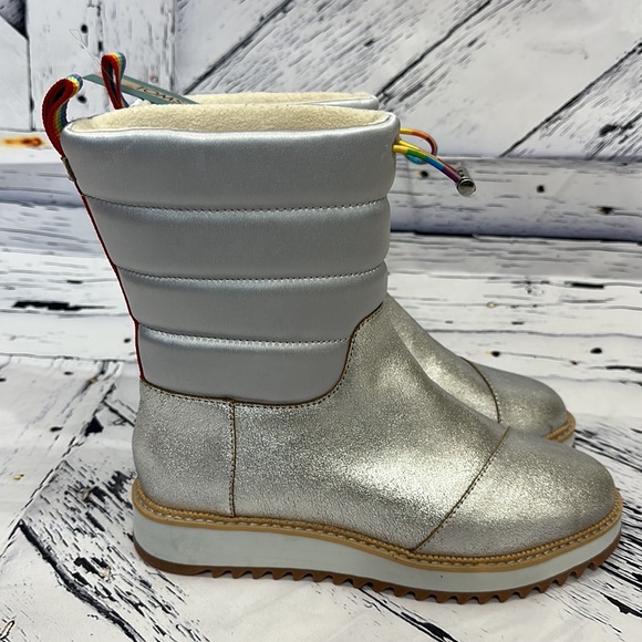 NWT TOMS WOMEN SILVER MAKENNA LEATHER QUILTED RAINBOW FLEECE WINTER SNOW BOOTS 6 - Picture 2 of 10